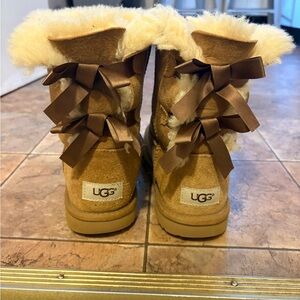 UGG Chestnut Boots with Cream Fur and Brown Bows